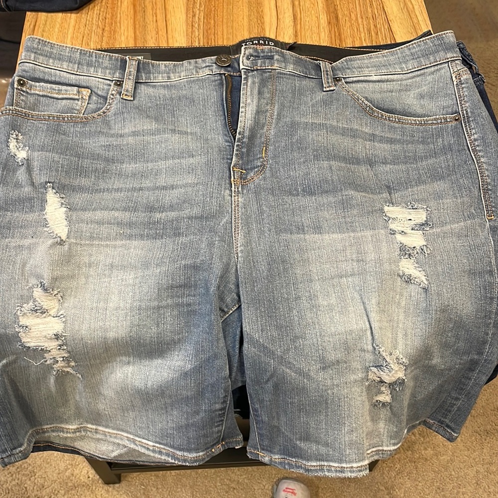 Torrid size 20 medium wash sky high skinny Jean shorts